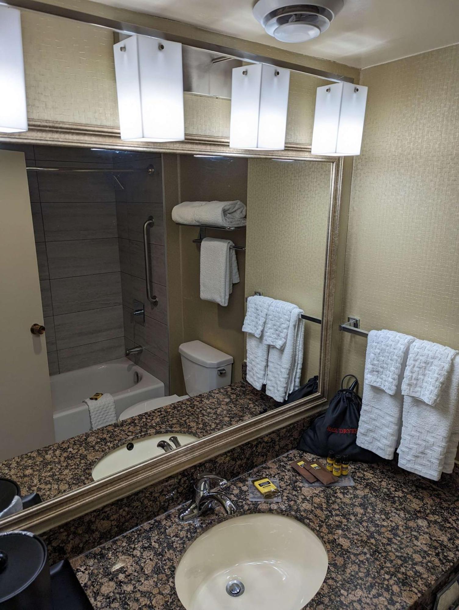 Best Western Plus Toronto Airport Hotel Місісаґа Екстер'єр фото