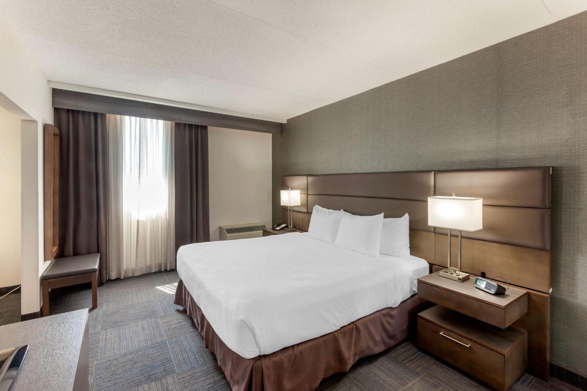 Best Western Plus Toronto Airport Hotel Місісаґа Екстер'єр фото